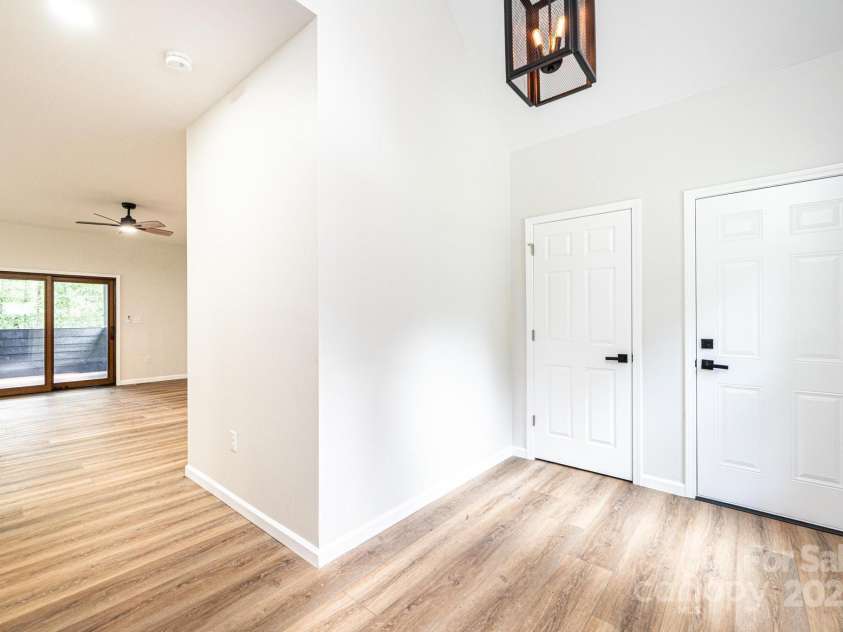 122 39th Avenue Court, Hickory, NC 28601.  MLS# CAR4282182, YatesRealty ID 11570. Stunning foyer/entry