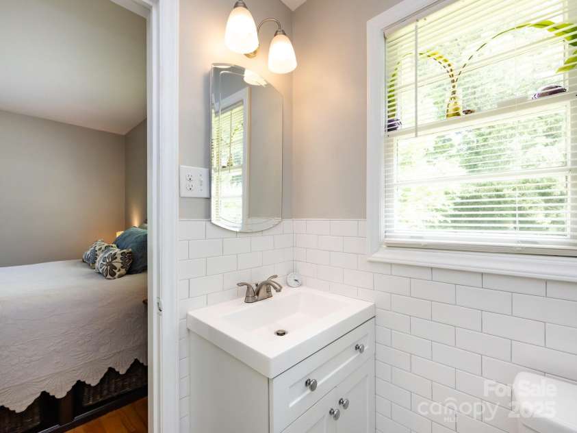 6616 Williams Road, Charlotte, NC 28215.  MLS# CAR4249256, YatesRealty ID 11574. En suite Bath