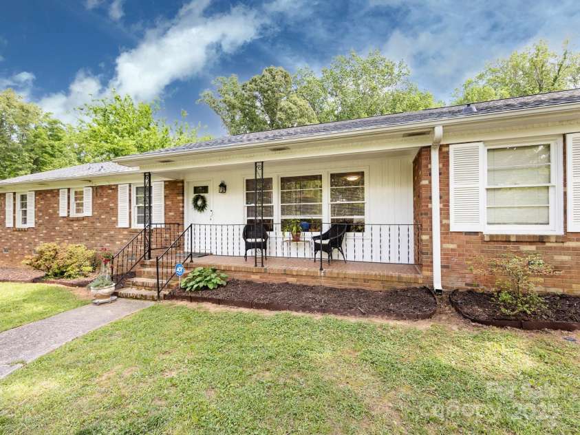 6616 Williams Road, Charlotte, NC 28215.  MLS# CAR4249256, YatesRealty ID 11574. Front Porch
