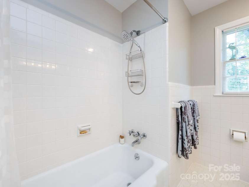 6616 Williams Road, Charlotte, NC 28215.  MLS# CAR4249256, YatesRealty ID 11574. Full Hall Bath