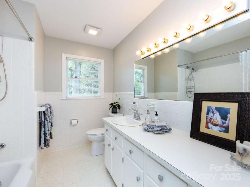 6616 Williams Road, Charlotte, NC 28215.  MLS# CAR4249256, YatesRealty ID 11574. Large vanity