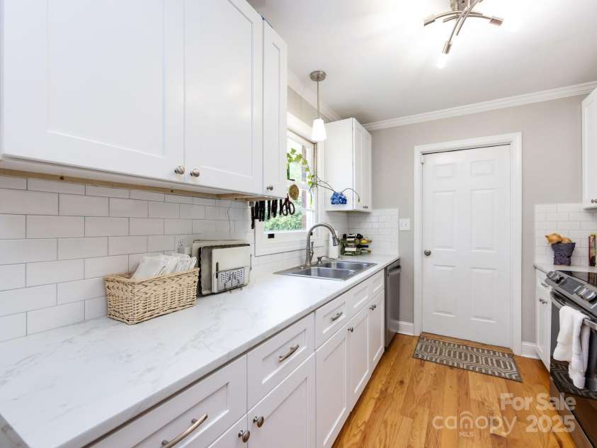 6616 Williams Road, Charlotte, NC 28215.  MLS# CAR4249256, YatesRealty ID 11574. Nice, white and clean