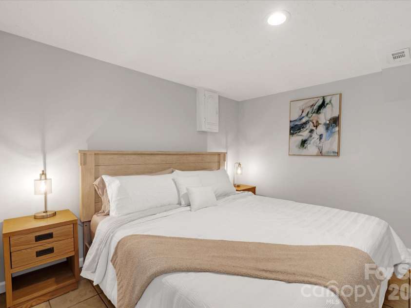23 Springwood Drive, Asheville, NC 28805.  MLS# CAR4365304, YatesRealty ID 11575. Bonus room