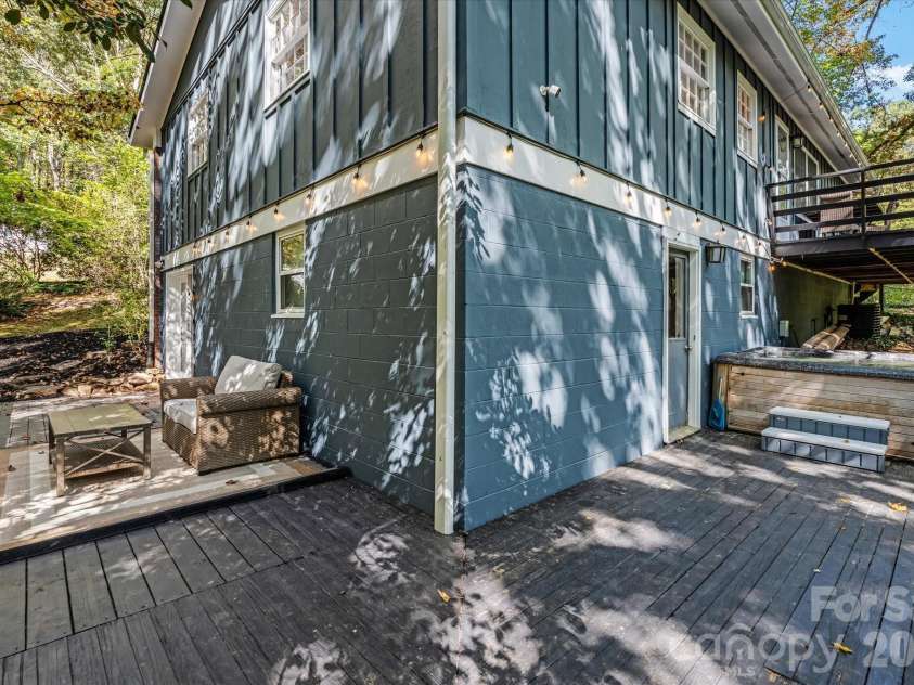 23 Springwood Drive, Asheville, NC 28805.  MLS# CAR4365304, YatesRealty ID 11575. Expansive back deck