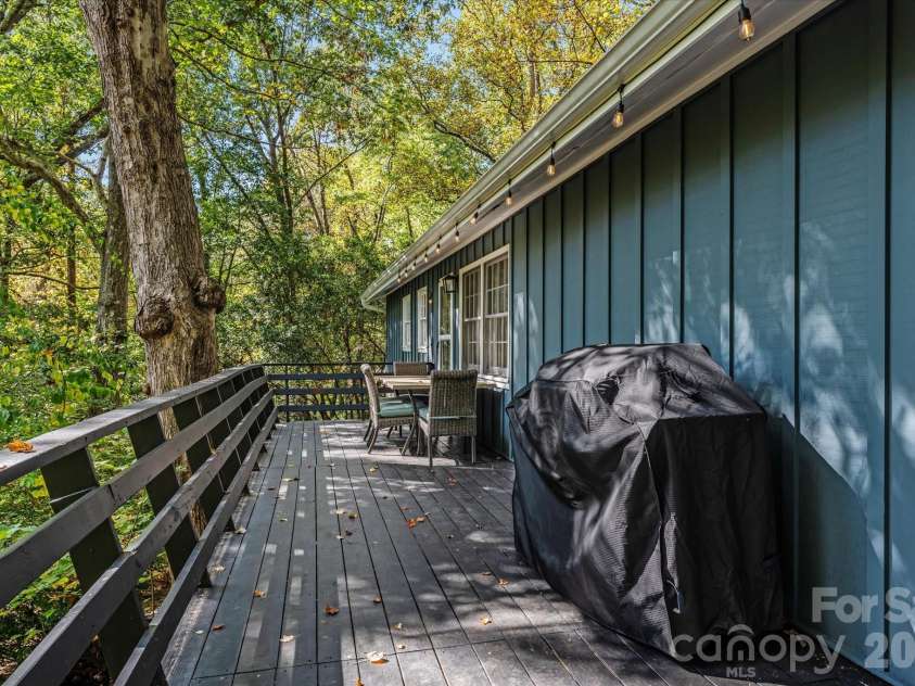 23 Springwood Drive, Asheville, NC 28805.  MLS# CAR4365304, YatesRealty ID 11575. Upper level back deck