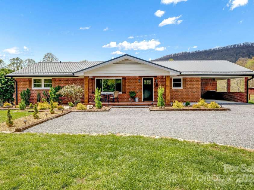 95 Hunters Ridge Road, Mills River, NC 28759.  MLS# CAR4244333, YatesRealty ID 11576. 