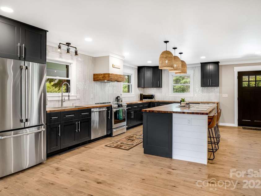 95 Hunters Ridge Road, Mills River, NC 28759.  MLS# CAR4244333, YatesRealty ID 11576. 