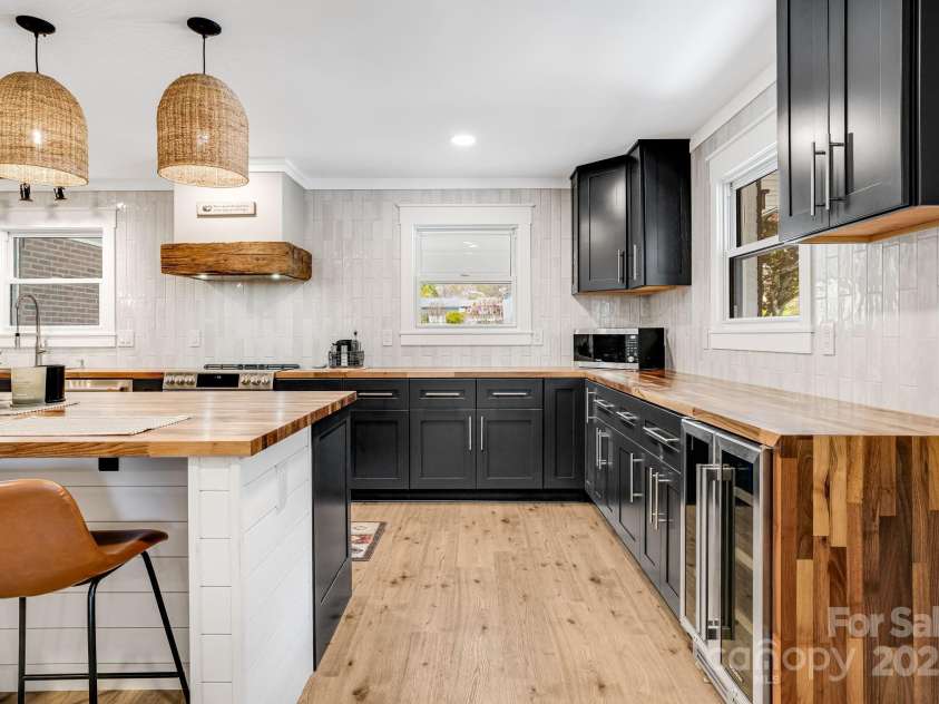 95 Hunters Ridge Road, Mills River, NC 28759.  MLS# CAR4244333, YatesRealty ID 11576. 