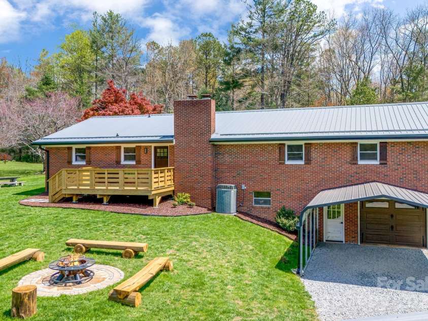 95 Hunters Ridge Road, Mills River, NC 28759.  MLS# CAR4244333, YatesRealty ID 11576. 