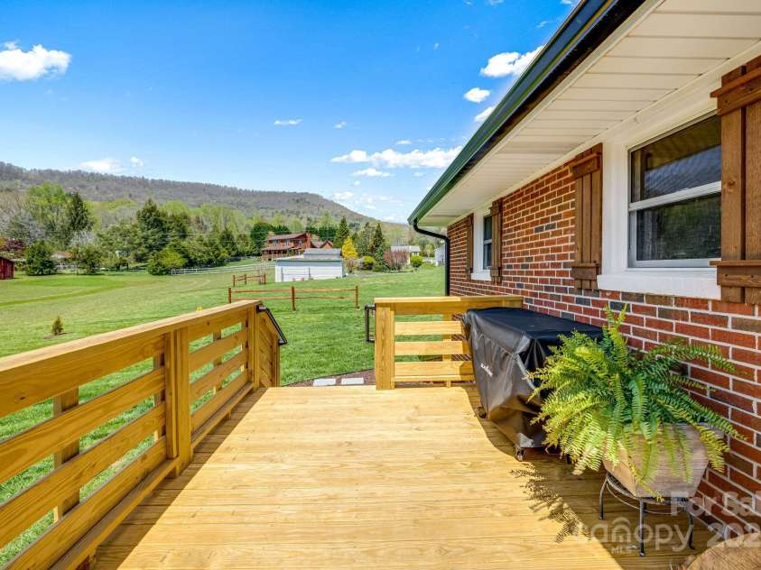 95 Hunters Ridge Road, Mills River, NC 28759.  MLS# CAR4244333, YatesRealty ID 11576. 