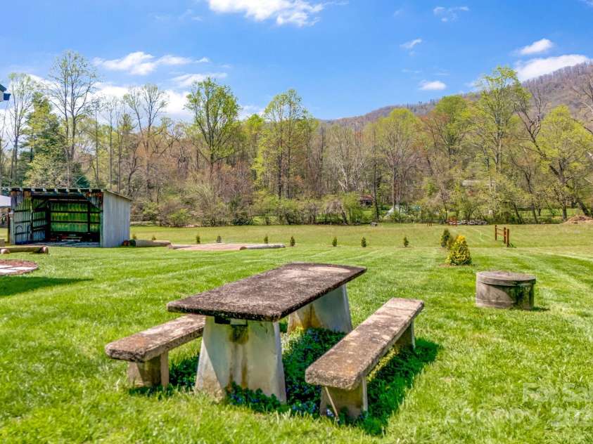 95 Hunters Ridge Road, Mills River, NC 28759.  MLS# CAR4244333, YatesRealty ID 11576. 