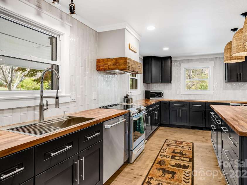 95 Hunters Ridge Road, Mills River, NC 28759.  MLS# CAR4244333, YatesRealty ID 11576. All new kitchen