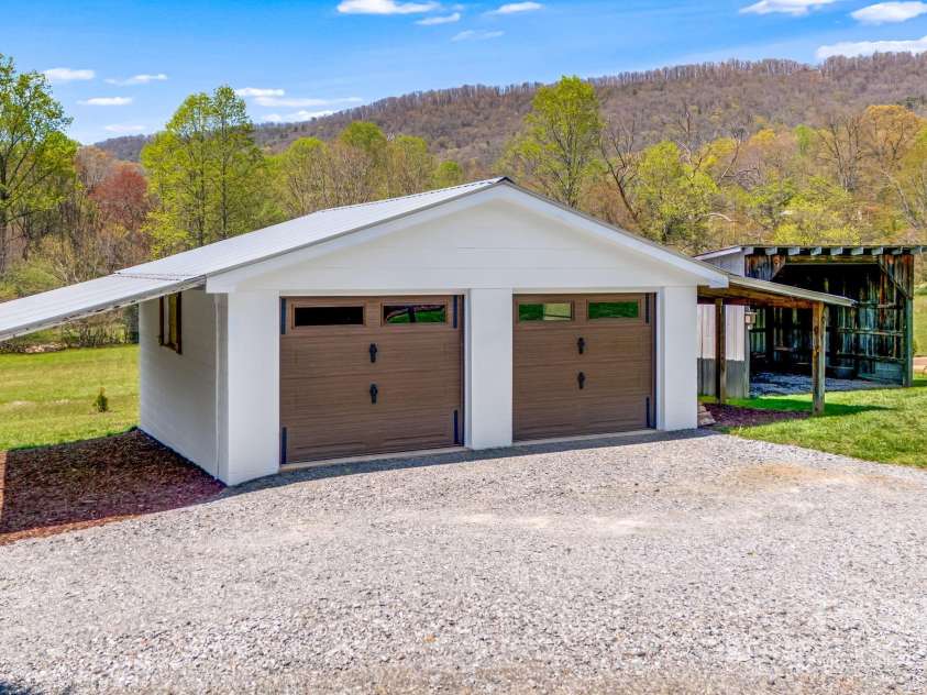 95 Hunters Ridge Road, Mills River, NC 28759.  MLS# CAR4244333, YatesRealty ID 11576. Garage / workshop