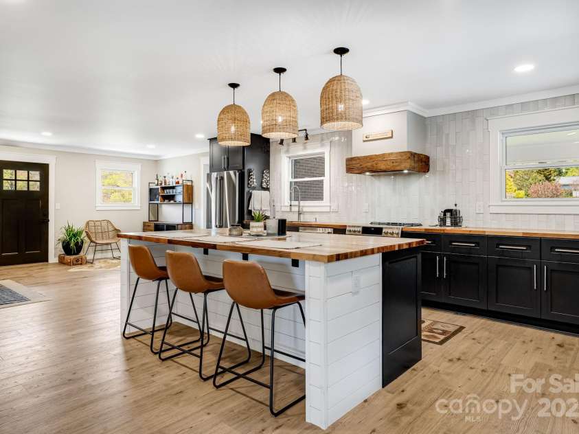 95 Hunters Ridge Road, Mills River, NC 28759.  MLS# CAR4244333, YatesRealty ID 11576. Large kitchen island
