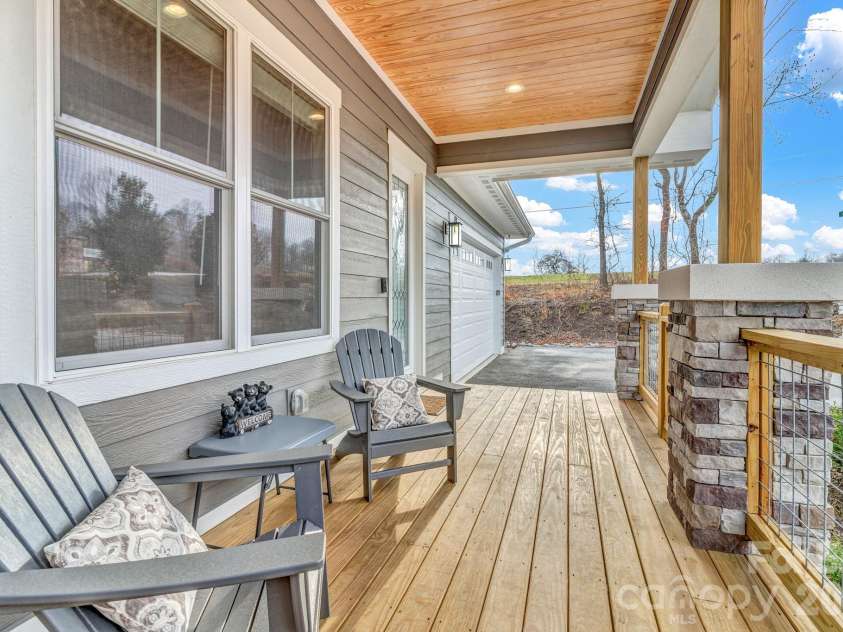 14 Cider Hill Lane, Hendersonville, NC 28792.  MLS# CAR4363744, YatesRealty ID 11577. 