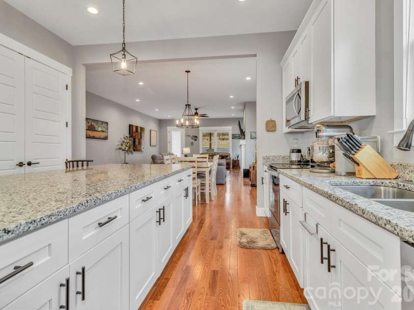 14 Cider Hill Lane, Hendersonville, NC 28792.  MLS# CAR4363744, YatesRealty ID 11577. 