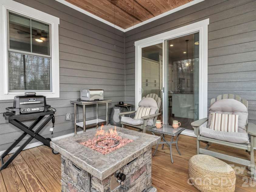 14 Cider Hill Lane, Hendersonville, NC 28792.  MLS# CAR4363744, YatesRealty ID 11577. 