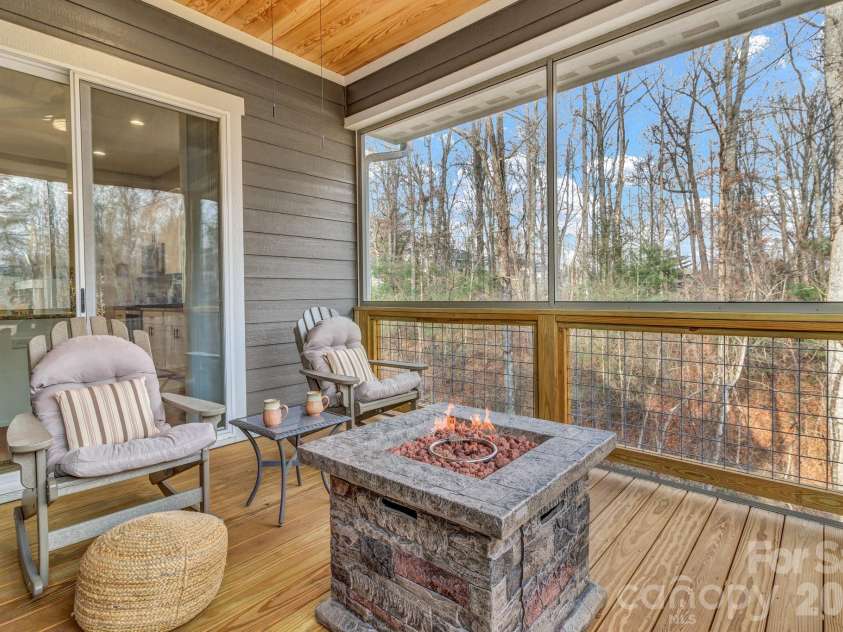 14 Cider Hill Lane, Hendersonville, NC 28792.  MLS# CAR4363744, YatesRealty ID 11577. 