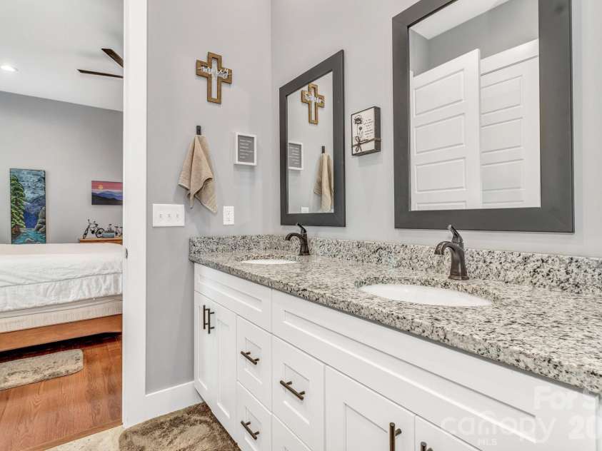 14 Cider Hill Lane, Hendersonville, NC 28792.  MLS# CAR4363744, YatesRealty ID 11577. 