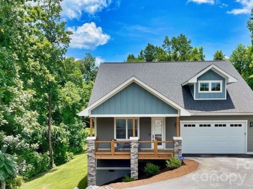 14 Cider Hill Lane, Hendersonville, NC 28792.  MLS# CAR4363744, YatesRealty ID 11577. 