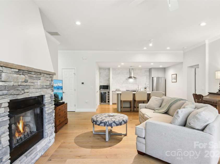 47 Ridgetop Circle, Brevard, NC 28712.  MLS# CAR4231217, YatesRealty ID 11578. 