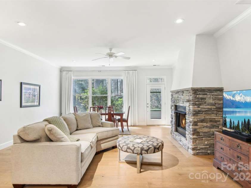 47 Ridgetop Circle, Brevard, NC 28712.  MLS# CAR4231217, YatesRealty ID 11578. 