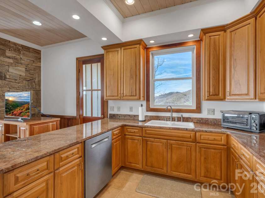 933 Thunder Ridge Lane, Lenoir, NC 28645.  MLS# CAR4363345, YatesRealty ID 11579. 