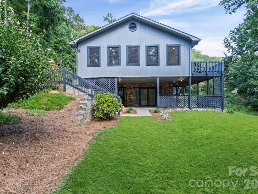 17 Twisted Trail, Black Mountain, NC 28711.  MLS# CAR4364900, YatesRealty ID 11581. 17 Twisted Trail 4 bedrooms with 2 full baths.