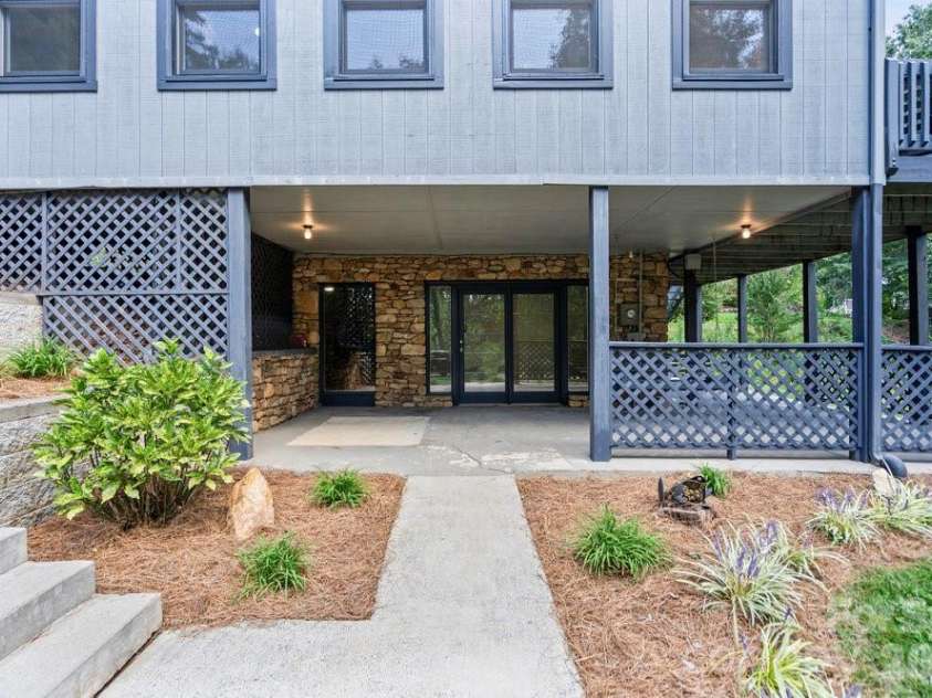 17 Twisted Trail, Black Mountain, NC 28711.  MLS# CAR4364900, YatesRealty ID 11581. Fully Finished Walk out basement.