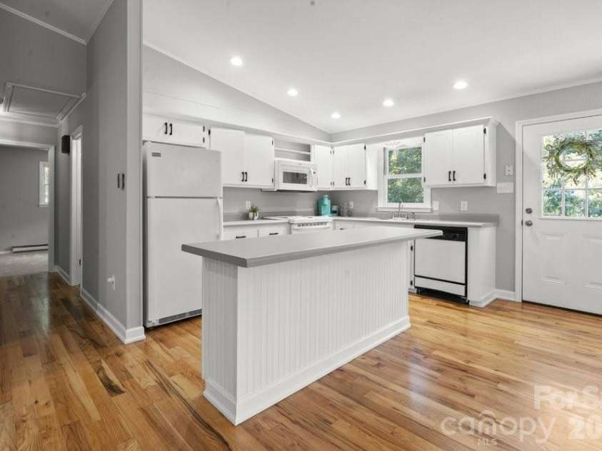 17 Twisted Trail, Black Mountain, NC 28711.  MLS# CAR4364900, YatesRealty ID 11581. Kitchen