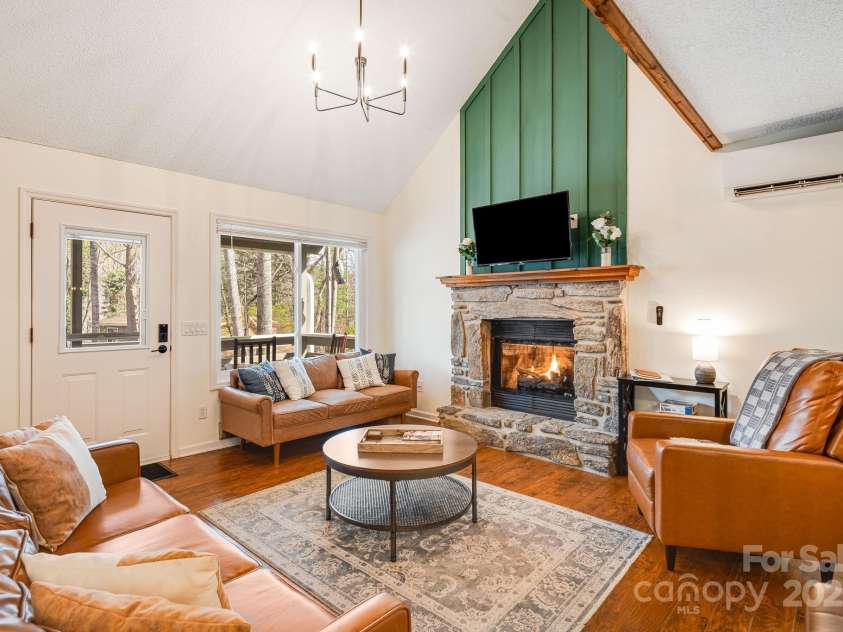 21 Susan Drive, Maggie Valley, NC 28751.  MLS# CAR4241989, YatesRealty ID 11582. Lots of natural light 