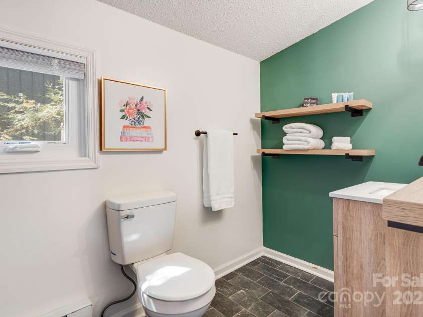 21 Susan Drive, Maggie Valley, NC 28751.  MLS# CAR4241989, YatesRealty ID 11582. Upstairs Bathroom