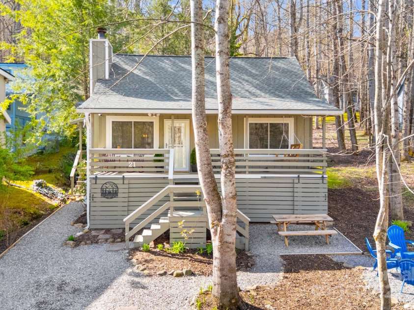 21 Susan Drive, Maggie Valley, NC 28751.  MLS# CAR4241989, YatesRealty ID 11582. Welcome to Susan Drive! A charming cottage in the heart of Maggie Valley