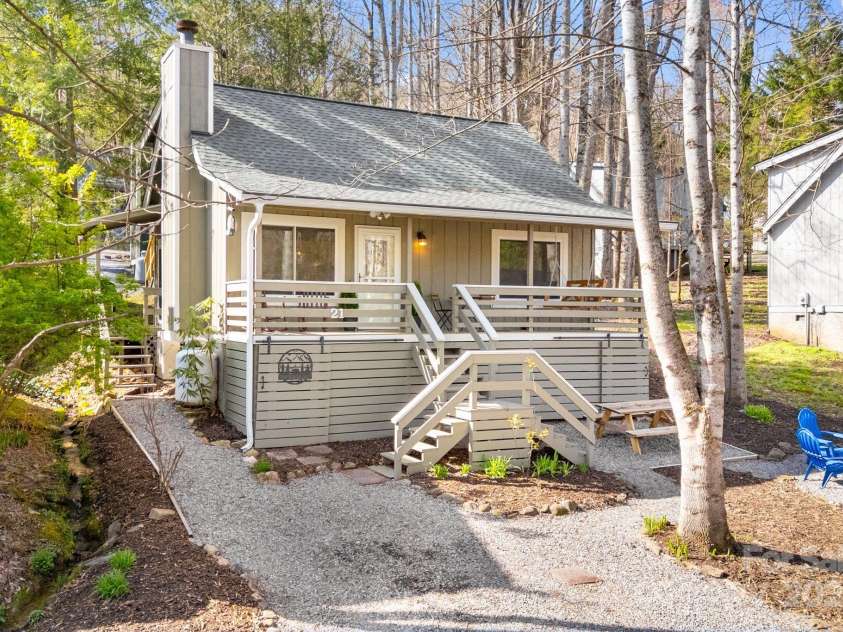 21 Susan Drive, Maggie Valley, NC 28751.  MLS# CAR4241989, YatesRealty ID 11582. Welcome to Susan Drive! The most charming cottage in the heart of Maggie Valley