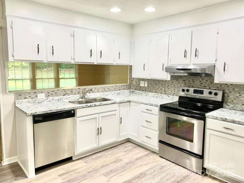 2314 Knickerbocker Drive, Charlotte, NC 28212.  MLS# CAR4227237, YatesRealty ID 11584. 