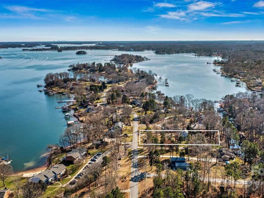 3995 Burton Lane, Denver, NC 28037.  MLS# CAR4219369, YatesRealty ID 11586. Easy access to main channel and many islands and coves around Lake Norman