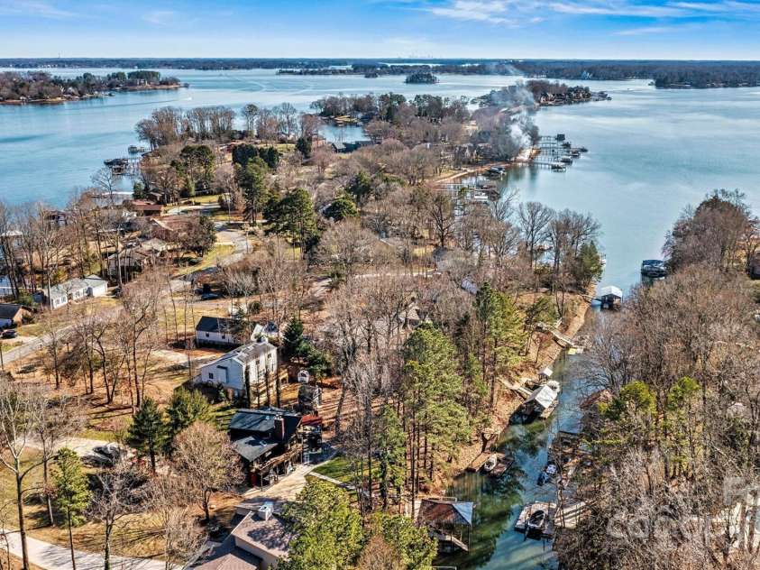 3995 Burton Lane, Denver, NC 28037.  MLS# CAR4219369, YatesRealty ID 11586. Situated on a canal right in the heart of Denver. Easy access to restaurants, islands and the main channel