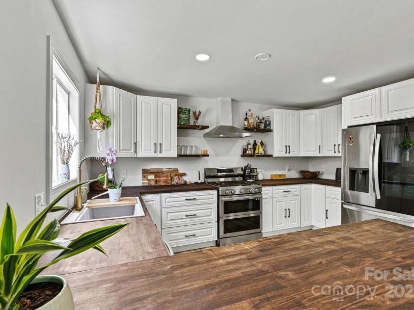3995 Burton Lane, Denver, NC 28037.  MLS# CAR4219369, YatesRealty ID 11586. Well planned and thought out kitchen, open concept to the great room