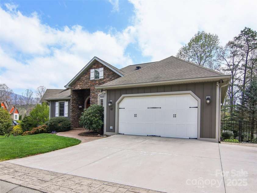 87 Ledgestone Drive, Fairview, NC 28730.  MLS# CAR4245523, YatesRealty ID 11586. 