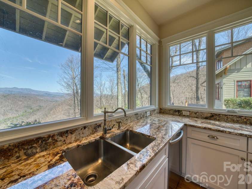 192 Woodruff Lane, Black Mountain, NC 28711.  MLS# CAR4357405, YatesRealty ID 11587. 