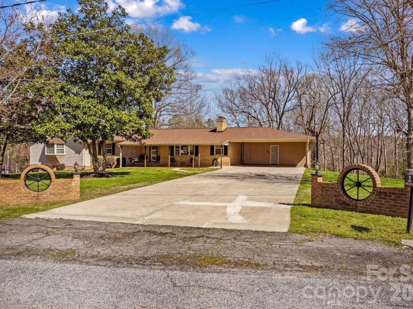 5075 Lakeview Drive, Salisbury, NC 28147.  MLS# CAR4357722, YatesRealty ID 11592. 