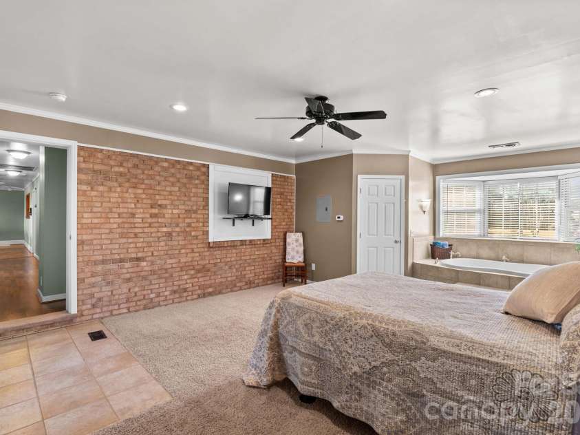 5075 Lakeview Drive, Salisbury, NC 28147.  MLS# CAR4357722, YatesRealty ID 11592. 