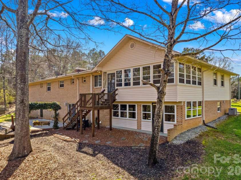 5075 Lakeview Drive, Salisbury, NC 28147.  MLS# CAR4357722, YatesRealty ID 11592. 