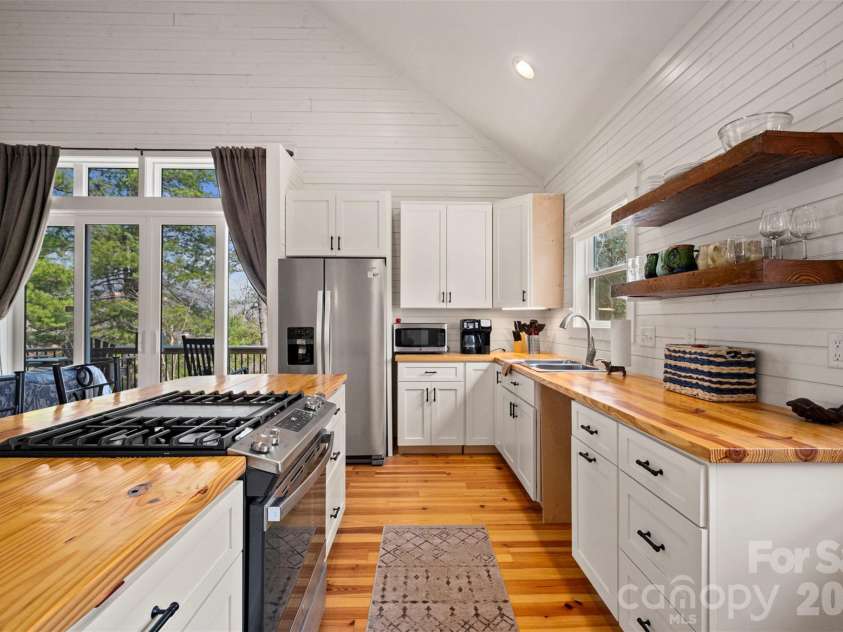 823 Silverstone Drive, Hendersonville, NC 28792.  MLS# CAR4357861, YatesRealty ID 11593. 
