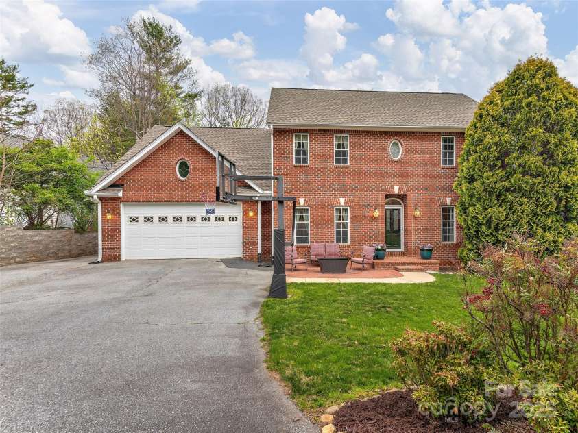 9 Madelyn Lane, Fairview, NC 28730.  MLS# CAR4247476, YatesRealty ID 11593. 