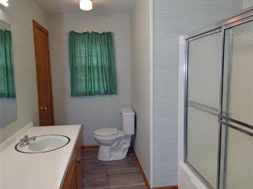 114 Ashworth Circle, Marion, NC 28752.  MLS# CAR4213343, YatesRealty ID 11594. Main bath