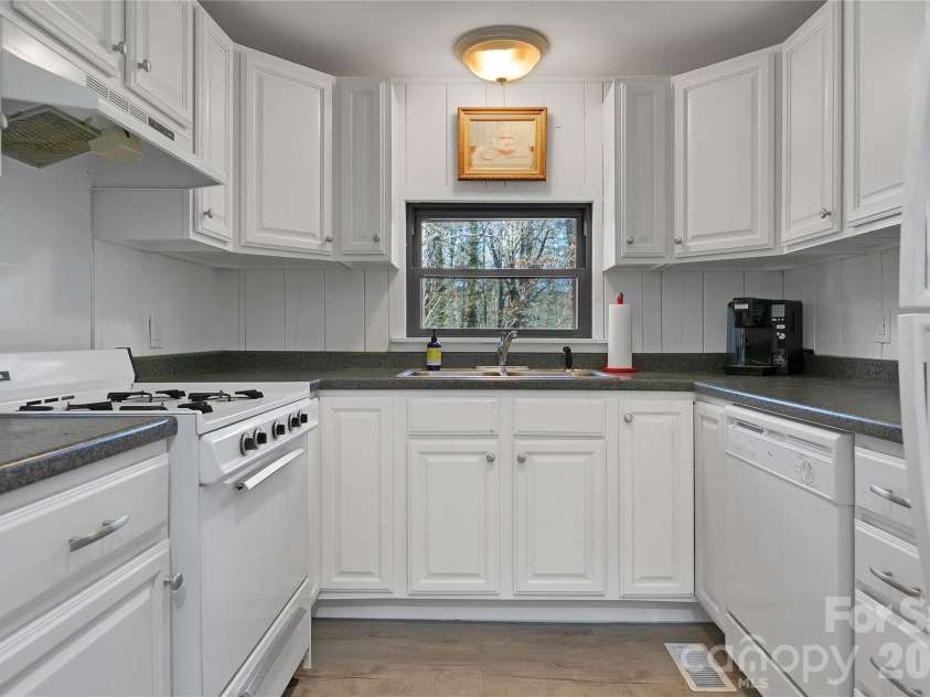 231 Cedar Lane, Brevard, NC 28712.  MLS# CAR4358033, YatesRealty ID 11596. 