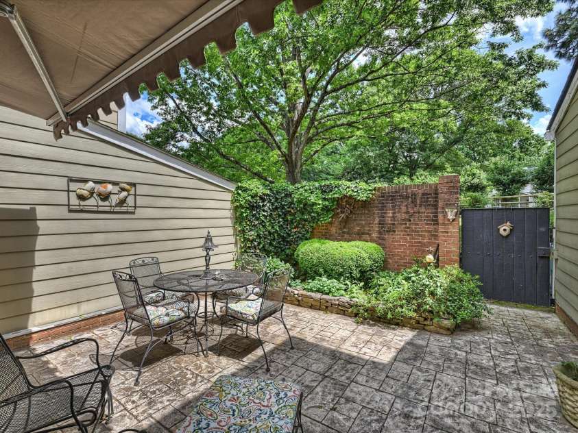 4464 Mullens Ford Road, Charlotte, NC 28226.  MLS# CAR4255434, YatesRealty ID 11596. Courtyard