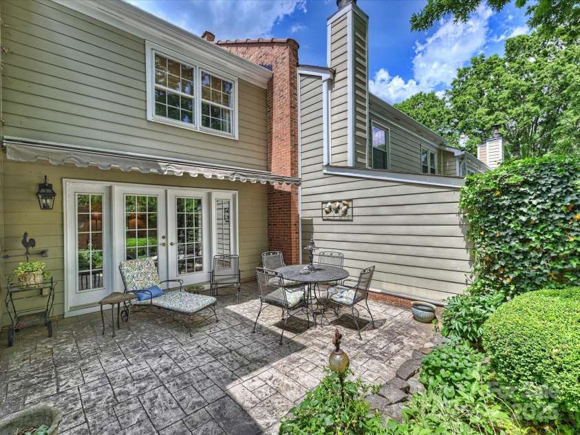4464 Mullens Ford Road, Charlotte, NC 28226.  MLS# CAR4255434, YatesRealty ID 11596. Courtyard