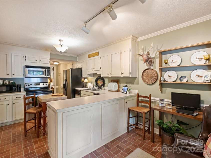 4464 Mullens Ford Road, Charlotte, NC 28226.  MLS# CAR4255434, YatesRealty ID 11596. Kitchen